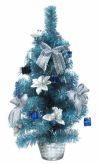  Новогодняя дизайнерская елка украшенная голубыми бантами, цветами Пуансетия, подарками, ягодами.  Елка в плетеной серебристой корзиночке. Размер елки 35 см, упакована на листе, новогоднюю елку купить