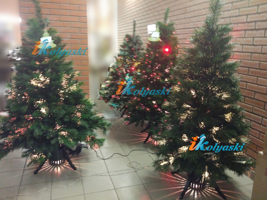 Новогодняя елка с фиброоптическим световолокном Фантазия на фото крайняя справа: